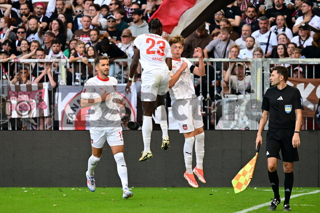 KBS Picture_FCStPauli-Heidenheim_017 | Heidenheim Torjubel zum 1:0 Torschuetze ist Wanner Paul (1FCHeidenheim) , hier mit Traore Omar (1FCHeidenheim) ,Sportplatz :  Millerntor Stadion, - Realisiert mit Pictrs.com