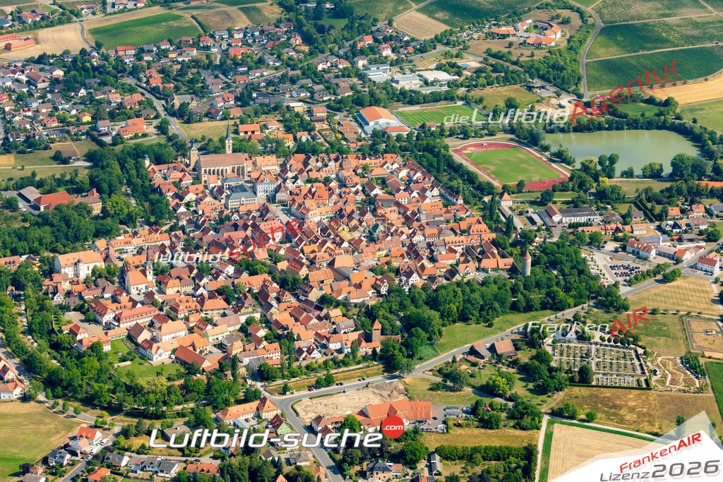 Das Luftbild zeigt :  Iphofen - Die Luftaufnahme wurde 2023 vom UL-Flugzeug aus erstellt ( keine Drohne ) - Hochauflösende Luftaufnahme - Für grossformatige Ausdrucke geeignet. Die Geschenkidee !Mit Lizenz und Bildrechte bestellbar