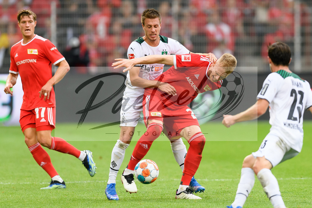 FCUBMG20210829_063 | Fussball, Herren: Patrick Herrmann (Borussia Moenchengladbach) und Timo Baumgartl (1.FC Union Berlin) im Zweikampf beim Spiel der 1. Bundesliga zwischen 1. FC Union Berlin und Borussia Moenchengladbach im Stadion An der Alten Foersterei am 29.08.2021 in Berlin, Deutschland. - Realisiert mit Pictrs.com