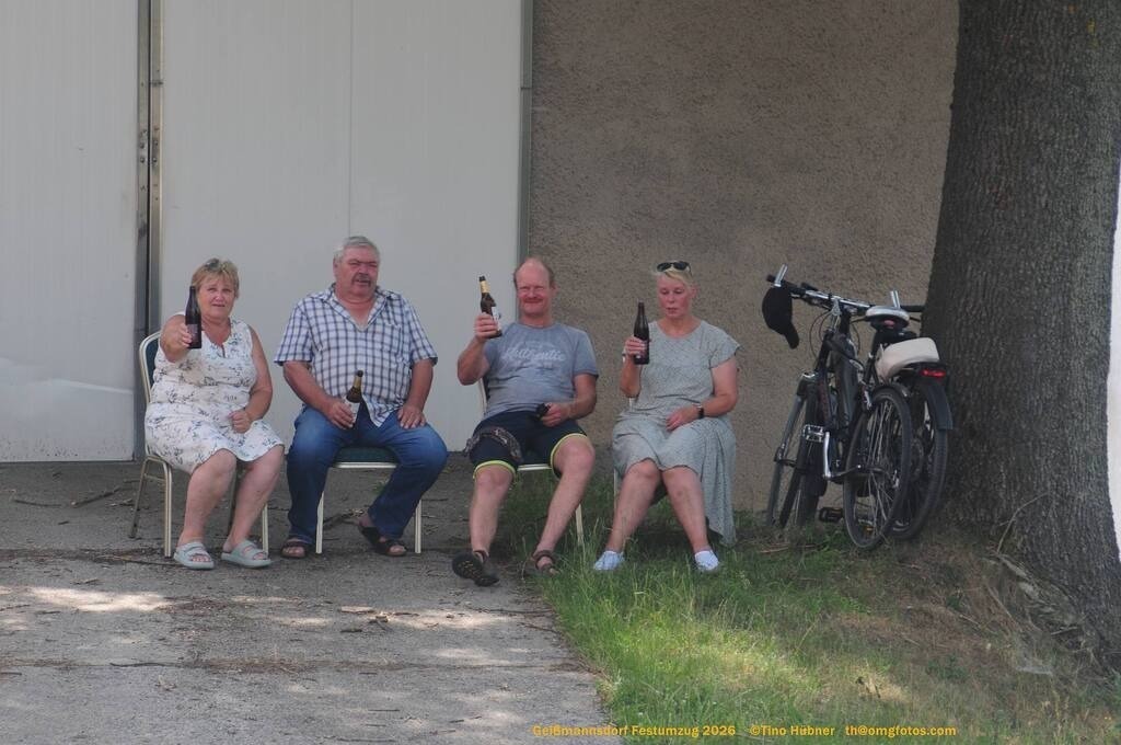 Geißmannsdorf-2026-Festumzug-005 | Festumzug in Geißmannsdorf bei Bischofswerda im Juni 2026. Fotografische Eindrücke und Momentaufnahmen vom Festumzug anläßlich des 800-jährigen Bestehens von Geißmannsdorf - mit Teilnehmern und Gästen, Strohpuppen und geschmückten Vorgärten und Grundstücken - Realisiert mit Pictrs.com