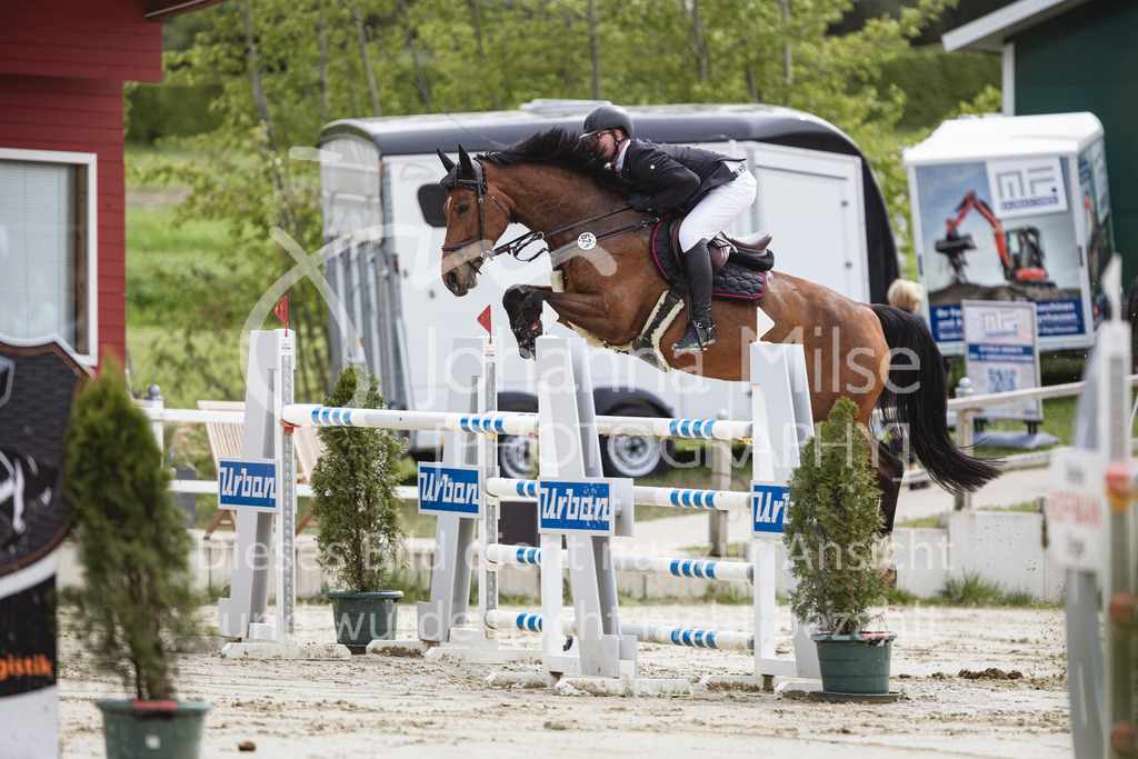 240428_Spenge_M2-Spr-102 | Deine schönsten Turniermomente als professionelle Fotos! Entdecke hochwertige Pferdesport-Fotografie im Online-Shop. Jetzt Fotos finden & bestellen!