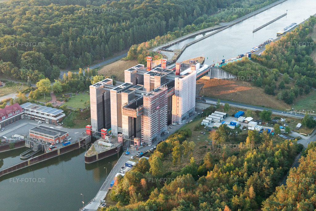 Luftbild: Schiffshebewerk und Schleusenanlagen am Ufer der Wasserstraße des Elbeseitenkanals in Scharnebeck im Bundesland Niedersachsen in Deutschland. Foto: IMG_110164.jpg vom 18.08.2018 durch Werner Riehm/FLY-FOTO.de