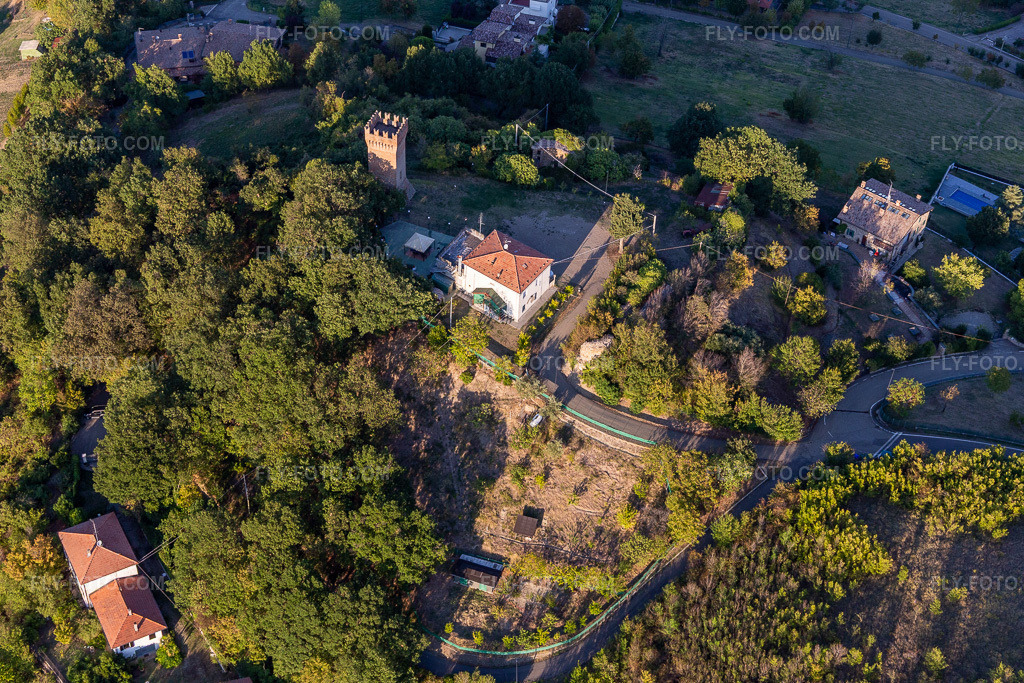 Aerial view: Dinazzano Castle in the district Veggia-Villalunga in Casalgrande in the state Reggio Emilia, Italy. – Photo: IMG_134666.jpg taken on 09/19/2022 by Werner Riehm/FLY-FOTO.com – Resolution of the original: 5472 x 3648 px
