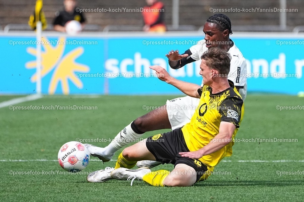 xydrx30082502035 | 30.08.2025, xydrx, Fußball, Regionalliga West, Borussia Dortmund II - Borussia Mönchengladbach II , Saison 2025 2026, Stadion Rote Erde: Charles Herrmann (Borussia Mönchengladbach II #34) im Zweikampf gegen David Lelle (Borussia Dortmund II #32)