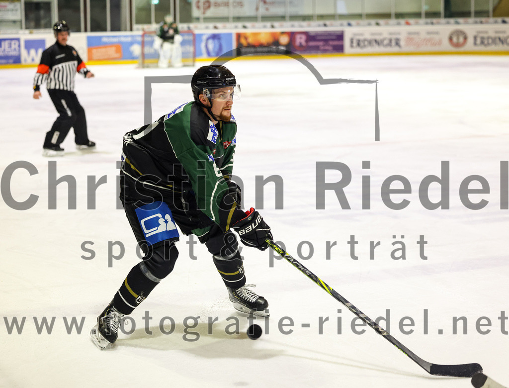 2022-12-09_124_TSV_Erding_gegen_EHC_Waldkraiburg | Erding, Deutschland, 09.12.2022:
Eishockey, Bayernliga 2022 / 2023, 19. Spieltag, TSV Erding gegen EHC Waldkraiburg, Endergebnis: 9:2

Roni Rukajärvi (Erding Gladiators, #61)

Foto: Christian Riedel / fotografie-riedel.net