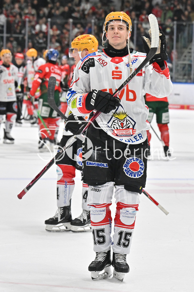 Augsburger Panther - Fischtown Bremerhaven | AUGSBURG, GERMANY - 25. JANUARY: die Spieler der Gäste bedanken bei den mitgereisten Fans nach dem 2-1 Auswärtssieg in Augsburg nach dem Match zwischen den Augsburger Panthern und den Fischtown Pinguins am 43. Spieltag der Penny DEL im Curt Frenzel Stadion  - Rayan BETTAHAR (Fischtown Pinguins 15)