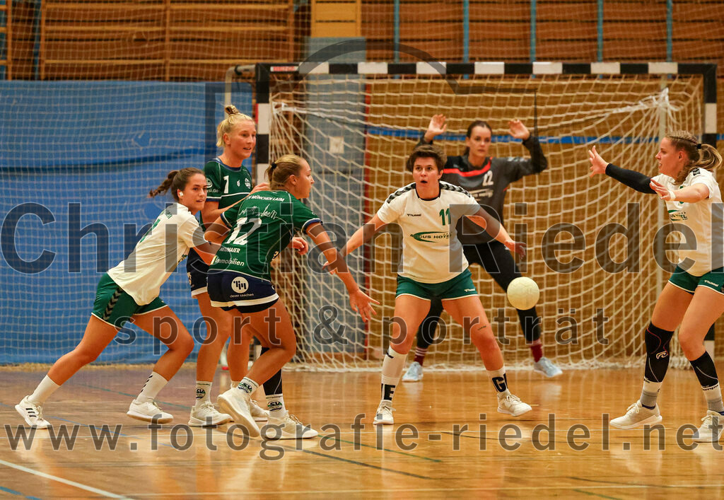 2023-09-16_027_TSV_Vaterstetten_gegen_SV_Muenchen_Laim | Baldham, Deutschland, 16.09.2023:
Handball, Bayernliga Frauen Staffel Süd 2023 / 2024, 1. Spieltag, TSV Vaterstetten gegen SV München Laim, Endergebnis: 23:34

Verena Taenzler (TSV Vaterstetten, #17), Franziska Neumaier (SV München Laim, #12), Anna-Lena Vogel (TSV Vaterstetten, #11), Kristin Wimmer (TSV Vaterstetten, #16)

Foto: Christian Riedel / fotografie-riedel.net