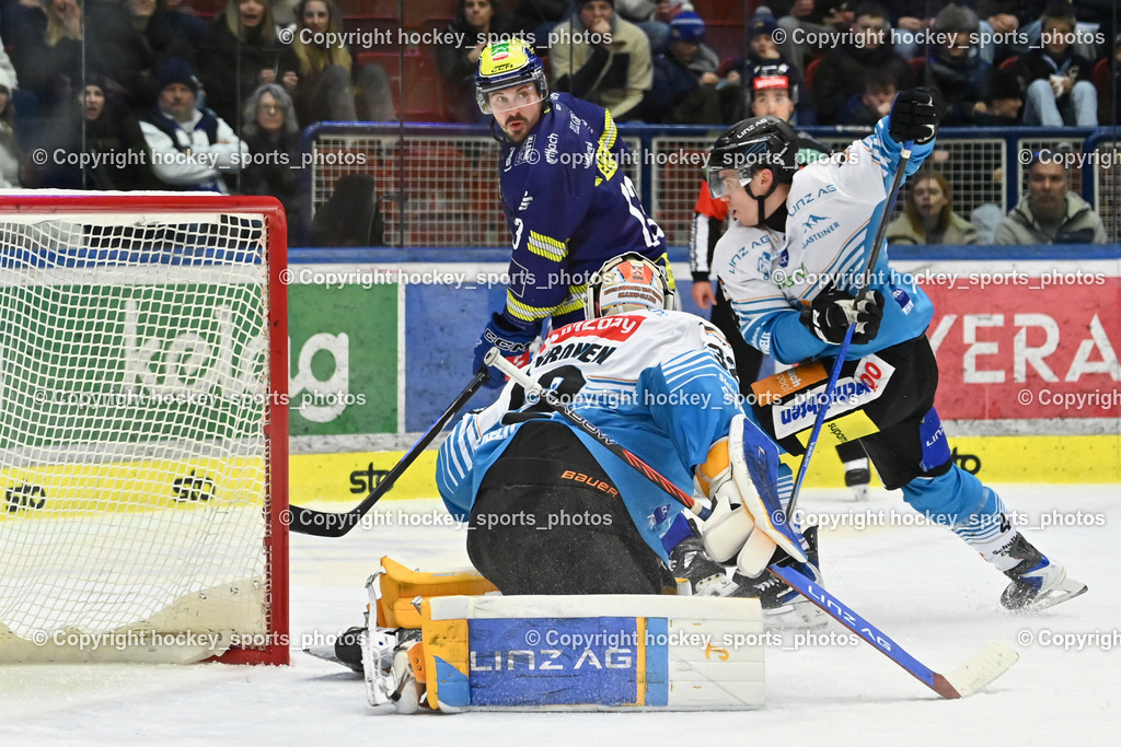 EC IDM WÄRMEPUMPEN VSV vs. Steinbach Black Wings Linz | #32 Rasmus Tirronen Black Wings Linz, #13 Adam Helewka EC VSV, #4 Ryan Mackinnon Black Wings Linz, EC IDM WÄRMEPUMPEN VSV vs. Steinbach Black Wings Linz, EC IDM WÄRMEPUMPEN VSV vs. Steinbach Black Wings Linz am 28.11.2025 in Villach (Stadthalle Villach), Austria, (Photo by Bernd Stefan)