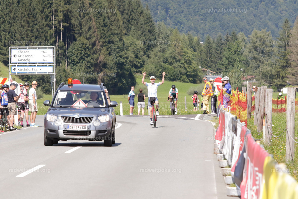 901_20230817_Bewerb_Maenner_Muehlanger | AUT - OESTERREICH, 2023-08-16: SPORT RENNRAD-FAHREN - 55. INTERNATIONALER RADWELTPOKAL IN ST. JOHANN IN TIROL  - Vintage-Radrennen mit WM-Bronze-Medaillen-Siegerin Christina Schweinberger, den Teilnehmer und Alexander Baumann (vom Orginastions-Team) - TAG 2 BEWERB MAENNER IN SECHS GRUPPEN  ; Foto: Roland Muehlanger