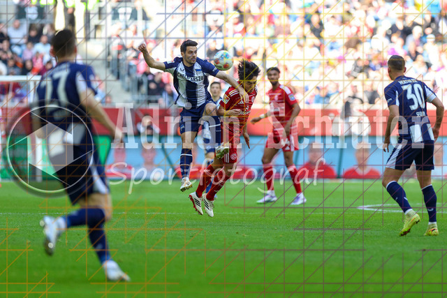 22.03.2026, GER, Fussball, Herren, 2. BL, Saison 2025/2026, Fortuna Düsseldorf - Hertha BSC Berlin | Josip Brekalo (Hertha) und Satoshi Tanaka (Fortuna Düsseldorf) im Kampf um den Ball
