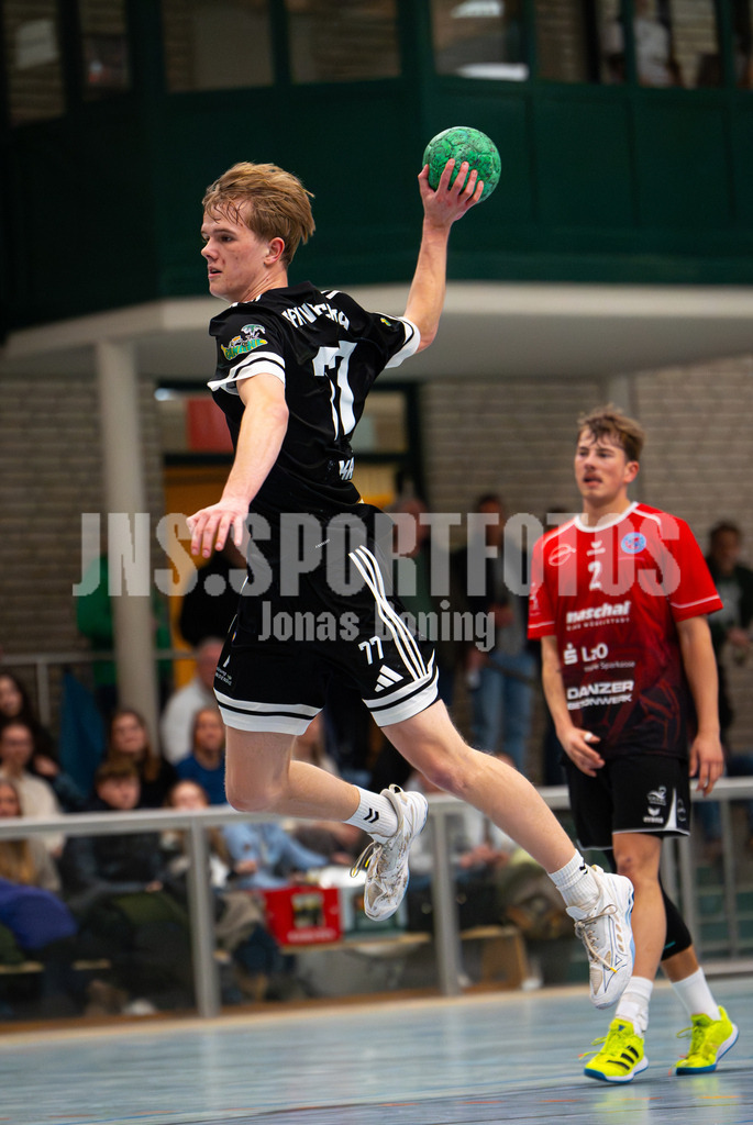 Handball I Herren I Saison 2025-2026 I Verbandsliga West I 13. Runde I SFN Vechta - HSG Varel II I 8014 | Nils Kröger (77, SFN Vechta) - Realisiert mit Pictrs.com