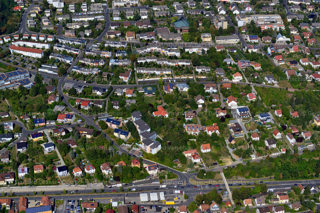 3650659 | Höchberg 13.09.2016 Wohngebiet - Mischbebauung der Mehr- und Einfamilienhaussiedlung  in Höchberg im Bundesland Bayern, Deutschland // Residential area - mixed development of a multi-family housing estate and single-family housing estate  in Höchberg in the state Bavaria, Germany Foto: Gerhard Launer