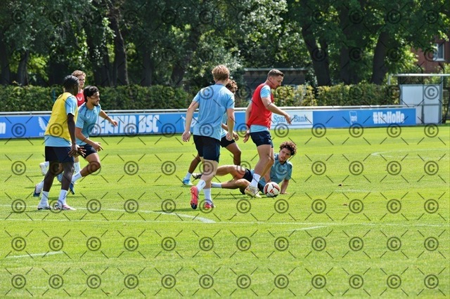 RGE_9748 | Hertha BSC, 2.Bundesliga, Herren, Fußball, Training auf dem Schenckendorffplatz, Mittwoch 29.07. 2026, Saison 2026/27, im Bild Paul Seguin (Hertha BSC ), am Boden Selim Telib ( Hertha BSC ), Fotograf: Ralf Gebhardt - Realisiert mit Pictrs.com