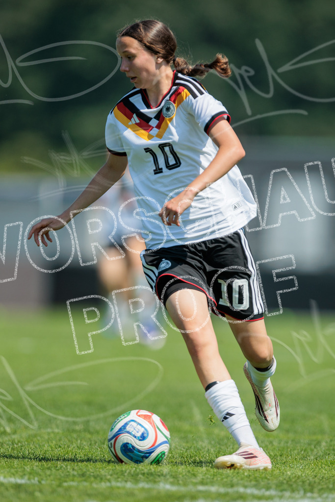 Testspiel U16-Juniorinnen: Deutschland – England | Die Bildergalerie dokumentiert das Länderspiel der deutschen U16-Juniorinnen gegen die Auswahl Englands. Die Fotografien zeigen Spielaktionen, Zweikämpfe, Torchancen, Mannschaftsszenen sowie weitere Impressionen der Begegnung. Die Aufnahmen entstanden im Rahmen des Testspiels beider Nachwuchsnationalmannschaften in der Kümpel + Hellmeister Arena in Hamm am 20. Juni 2026 und halten die sportlichen und emotionalen Momente des Spiels fest. - Realisiert mit Pictrs.com