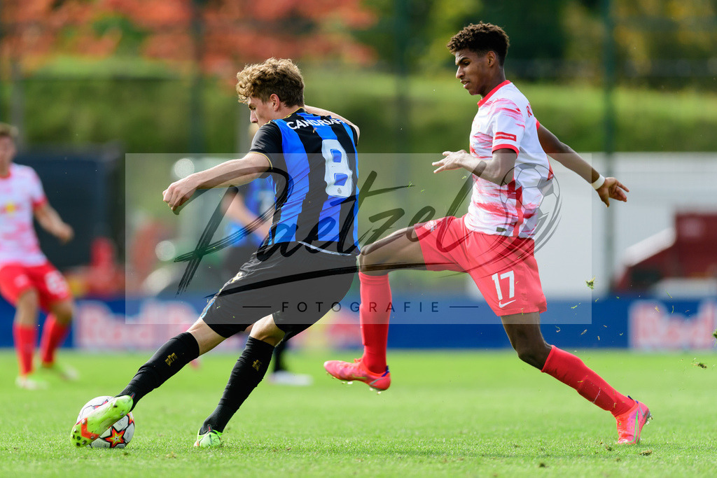 YLLEBR20210928_031 | Fussball, A-Junioren: Arne Engels (Club Brugge KV) und Sanoussy Ba (RB Leipzig) im Zweikampf beim Spiel der UEFA Youth League zwischen RB Leipzig und FC Bruegge im Stadion am Cottaweg am 28.09.2021 in Leipzig, Deutschland. - Realisiert mit Pictrs.com