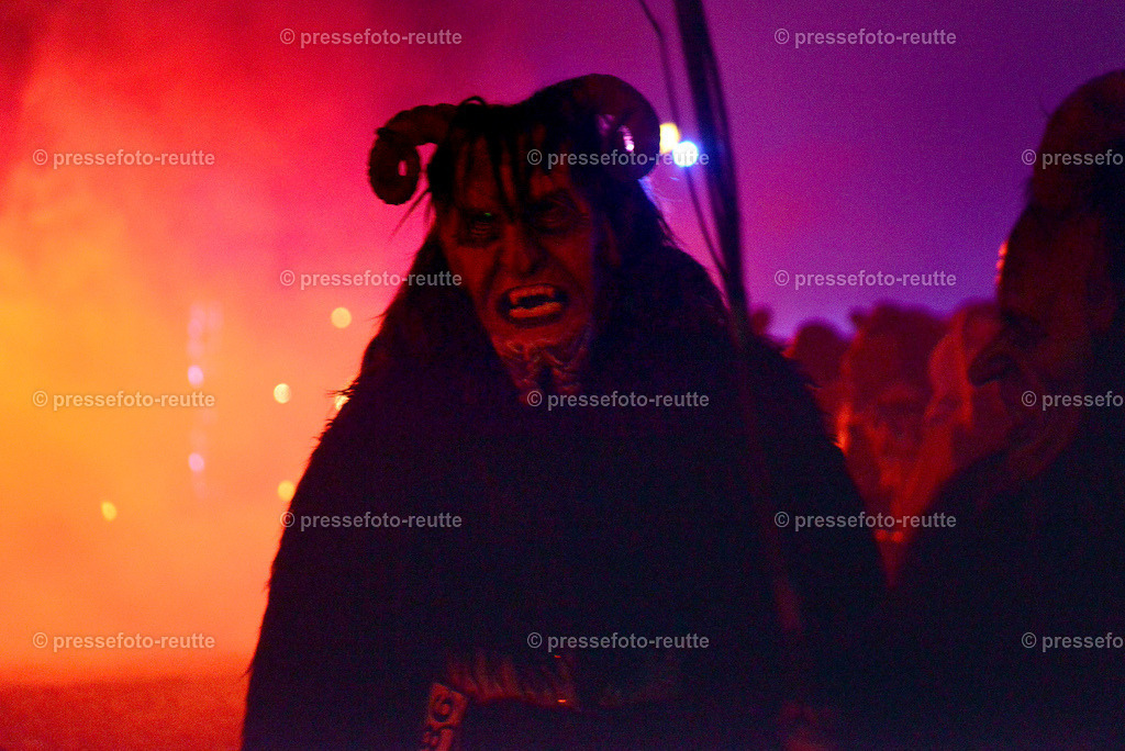 news-2022-Dez03-Krampusumzug-Reutte-WTV_5765 | Info aus dem Bezirk Reutte/Ausserfern Tirol sowie eine umfangreiche Bilddatenbank über die gesamte Region: Lechtal, Talkessel Reutte, Tannheimertal, Zwischentoren. Lech, Plansee, Zugspitze, Grenztunnel, B179, Fernpassstraße, Verkehr, Lawinen, Tradition, - Realisiert mit Pictrs.com