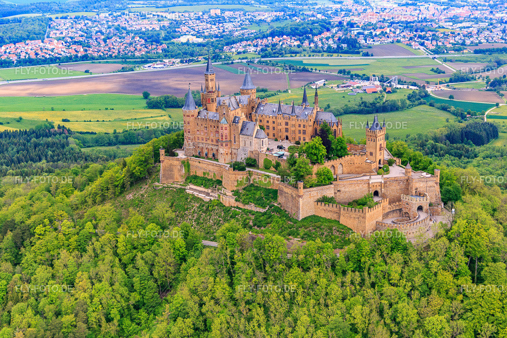 Burg Hohenzollern https://www.burg-hohenzollern.com/ | Luftbild: Burg Hohenzollern https://www.burg-hohenzollern.com/ im Ortsteil Zimmern in Bisingen im Bundesland Baden-Württemberg in Deutschland. Foto: IMG_114667.jpg vom 31.05.2019 durch Werner Riehm/FLY-FOTO.de - Realisiert mit Pictrs.com