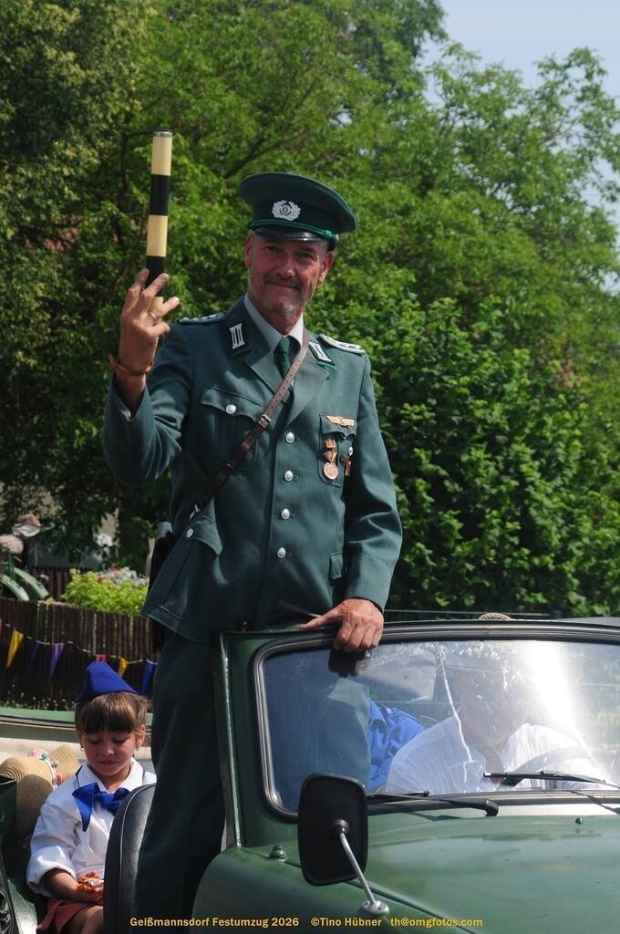 Geißmannsdorf-2026-Festumzug-138 | Festumzug in Geißmannsdorf bei Bischofswerda im Juni 2026. Fotografische Eindrücke und Momentaufnahmen vom Festumzug anläßlich des 800-jährigen Bestehens von Geißmannsdorf - mit Teilnehmern und Gästen, Strohpuppen und geschmückten Vorgärten und Grundstücken - Realisiert mit Pictrs.com