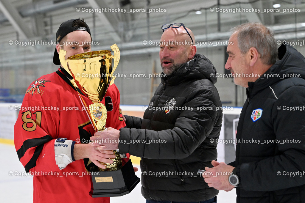 Lendhafen Seelöwen vs. Spartans Althofen | Siegerehrung, #81 Jakobitsch Silvio Spartans Althofen, Vizepräsident KEHV Herbert Hohenberger, Meister Pokal, Lendhafen Seelöwen vs. Spartans Althofen, Lendhafen Seelöwen vs. Spartans Althofen am 14.02.2025 in Ferlach (HTC Eishalle Ferlach), Austria, (Photo by Bernd Stefan)