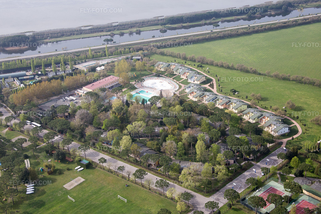 Aerial view: Comacchio, Lido di Volano in Lido di Volano in the state Emilia Romagna, Italy. – Photo: IMG_087251.jpg taken on 04/05/2016 by Werner Riehm/FLY-FOTO.com – Resolution of the original: 5472 x 3648 px