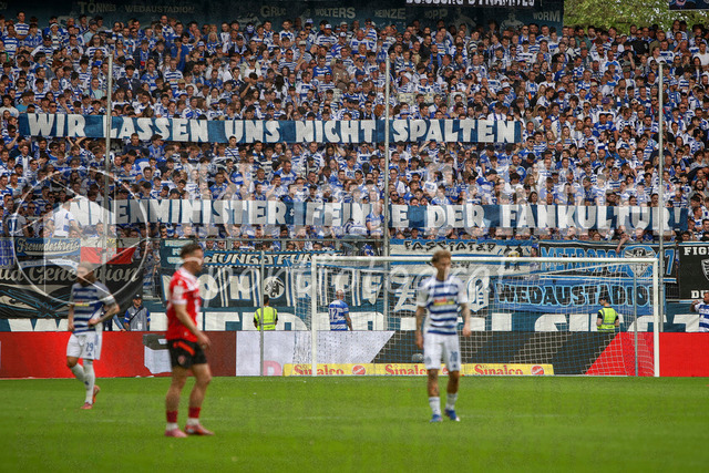03.05.2026, GER, Fussball, Herren, 3. Liga, Saison 2025/2026, MSV Duisburg - FC Energie Cottbus | die Fans vom MSV Duisburg mit einem Banner "WIR LASSEN UNS NICHT SPALTEN""INNENMINISTER FEINDE DER FANKULTUR" 