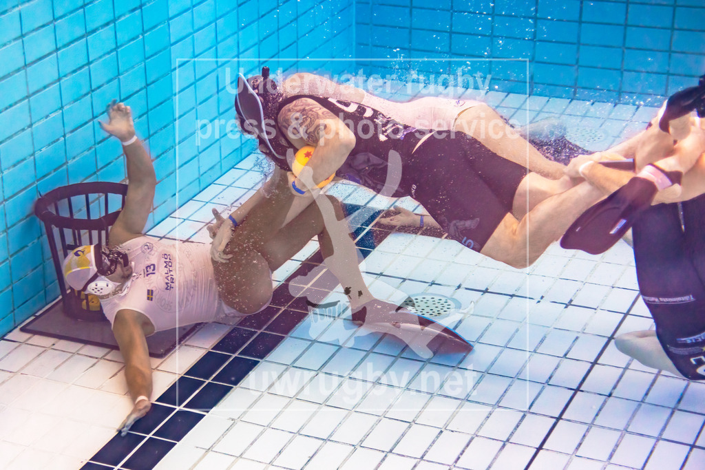 24. - 26.11.2023: Unterwasser-Rugby Champions Cup 2023  | Spielstart im Vorrunden-Spiel HäSu (Finnland) in blau gegen SDK Malmö Triton  (Schweden) in weiß. Antti  Vaahtera vom finnischen Meister HäsU im Konter auf das noch leere schwedische Tor. Einzig der schwedische Verteidiger Stefan Poldrugac befindet sich noch zwischen Spielball und dem Tor. - Realisiert mit Pictrs.com