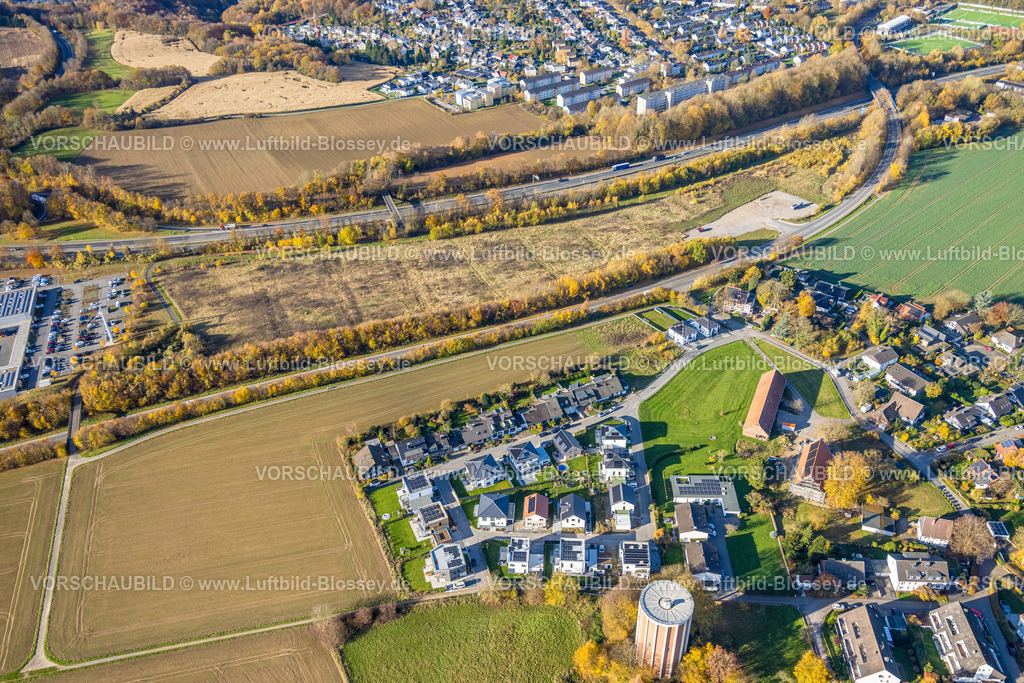 Hagen251103615 | Luftbild, Wohngebiet Ortsansicht Ortsteil Haßley mit Wasserturm, Parkplatz und Baustelle zwischen Haßleyer Straße und Autobahn A45 Höhe Raiffeisenstraße, herbstliche Bäume,  Emst, Hagen, Ruhrgebiet, Nordrhein-Westfalen, Deutschland