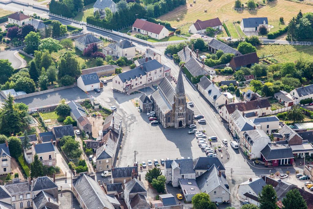 Aerial view: Church building in Saint-Amand-Longpre in Saint-Amand-Longpré in the state Loir et Cher, France. – Photo: IMG_101164.jpg taken on 06/24/2017 by Werner Riehm/FLY-FOTO.com – Resolution of the original: 5259 x 3506 px