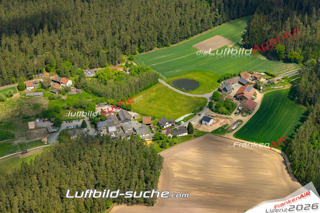 Die Luftaufnahme Bächlein - Mitwitz wurde 2022 vom Flugzeug aus (keine Drohne) erstellt. Hohe Auflösung -für große Poster und Wandbilder geeignet - Garantiert!