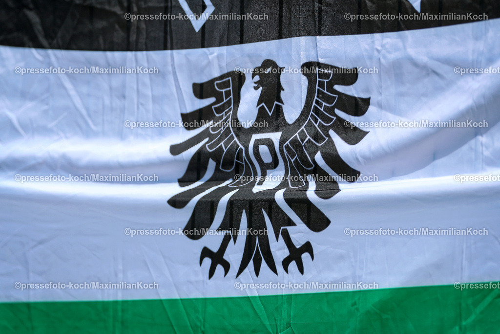 Koe3Liga27042402067 | 27.04.2024, Köln, Fußball, bwin 3. Liga Herren, Sportpark Höhenberg, 35. Spieltag, Saison 2023 2024, FC Viktoria Köln – Preußen Münster: Feature Preussenfans Fan Fans Zuschauer Besucher Flagge Fahne Logo Wappen Preußenfan. 
DFB regulations prohibit any use of photographs as image sequences and or quasi-video.