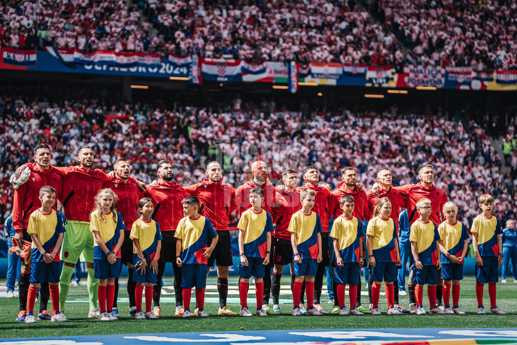 Fußball | Herren | UEFA-Fußball-Europameisterschaft 2024 | Gruppe B | Kroatien vs. Albanien | 19.06.2024 | Die Nationalmannschaft aus Albanien bei der Hymne