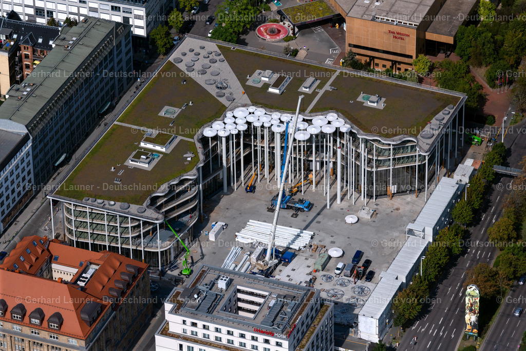 4039788 | LEIPZIG 14.09.2020 Neubau des Banken- Verwaltungsgebäude des Finanzdienstleistungs- Unternehmens SAB - Sächsische Aufbaubank in Leipzig im Bundesland Sachsen, Deutschland. Weiterführende Informationen bei: FRANKI Grundbau GmbH & Co. KG,  FUCHS & Söhne Holding GmbH,  INOCLAD Engineering GmbH,  Petschow + Thiel Projektmanagement GmbH,  Schüßler-Plan GmbH,  Simons & Hinze Landschaftsarchitekten GmbH,  Sächsische Aufbaubank - Förderbank - SAB,  Vogt Landschaftsarchitekten AG,  acme,  knippershelbig GmbH. // Banking administration building of the financial services company SAB - Forum - Saechsische Aufbaubank in Leipzig in the state Saxony, Germany. Further information at: FRANKI Grundbau GmbH & Co. KG,  FUCHS & Soehne Holding GmbH,  INOCLAD Engineering GmbH,  Petschow + Thiel Projektmanagement GmbH,  Schuessler-Plan GmbH,  Simons & Hinze Landschaftsarchitekten GmbH,  Saechsische Aufbaubank - Foerderbank - SAB,  Vogt Landschaftsarchitekten AG,  acme,  knippershelbig GmbH. Foto: Gerhard Launer