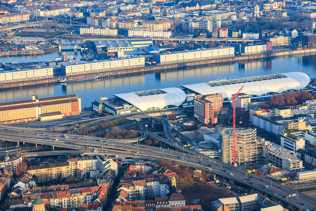 Luftbild: Halb abgerissenes, ehemaliges Rathaus Ludwigshafen im ehemaligen Rathaus Center an der noch abzureissenden Hochstraße Nord(B44) im Ortsteil Mitte in Ludwigshafen im Bundesland Rheinland-Pfalz in Deutschland. Foto: IMG_152013.jpg vom 12.12.2025 durch Werner Riehm/FLY-FOTO.de