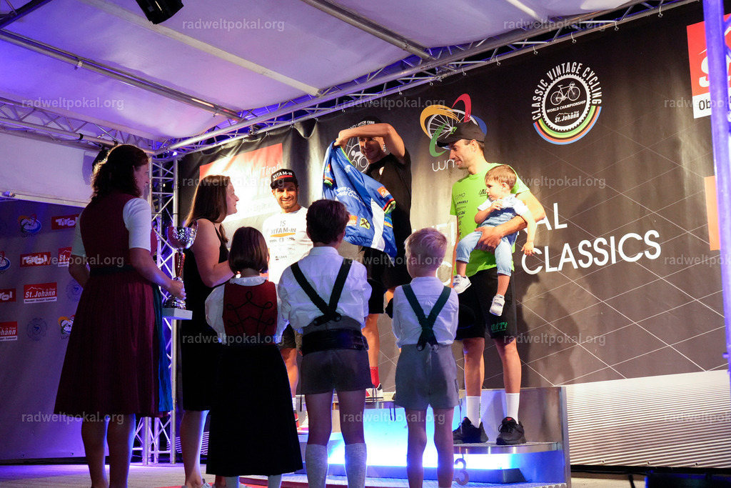 1389_20230817_Bewerb_Maenner_Muehlanger | AUT - OESTERREICH, 2023-08-16: SPORT RENNRAD-FAHREN - 55. INTERNATIONALER RADWELTPOKAL IN ST. JOHANN IN TIROL  - Vintage-Radrennen mit WM-Bronze-Medaillen-Siegerin Christina Schweinberger, den Teilnehmer und Alexander Baumann (vom Orginastions-Team) - TAG 2 BEWERB MAENNER IN SECHS GRUPPEN  ; Foto: Roland Muehlanger