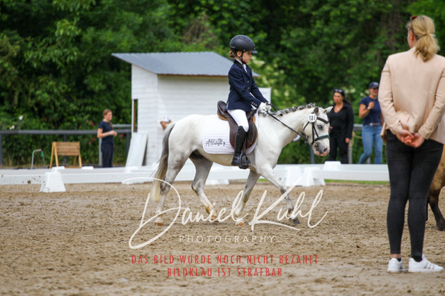 DKP47504 | Turnierfotos kaufen im Webshop von Daniel Kuhl Photography – entdecke professionelle Reitsportfotos aus Turnieren & Events. Hochwertige Turnierbilder online bestellen & sichern. Jetzt Fotos von Reitsportturnieren kaufen!