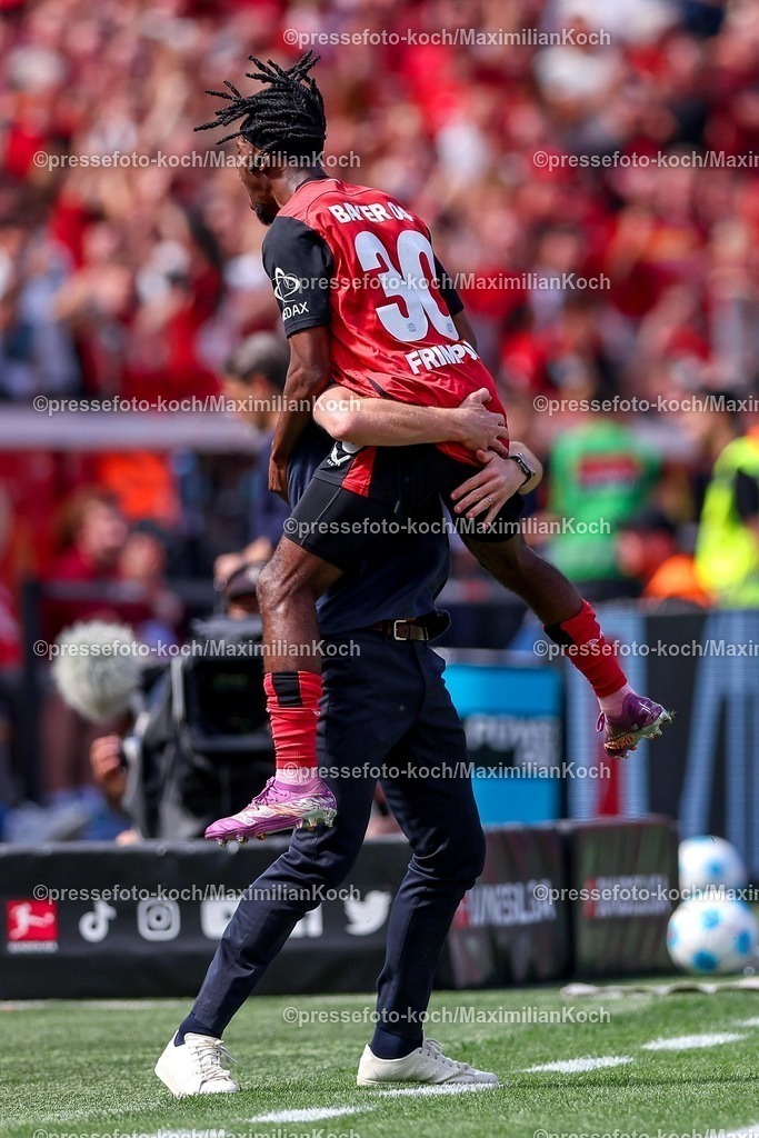 B0411052501017 | 11.05.2025, Fußball, Bayer 04 Leverkusen - Borussia Dortmund, 1. Fußball Bundesliga, 33. Spieltag, BayArena, Saison 2024 2025: Torjubel nach dem Tor zum 1:0 durch Torschütze Jeremie Frimpong (Bayer04 Leverkusen #30) zusammen mit Cheftrainer Xabi Alonso (Bayer 04 Leverkusen Trainer) DFB regulations prohibit any use of photographs as image sequences and or quasi-video.