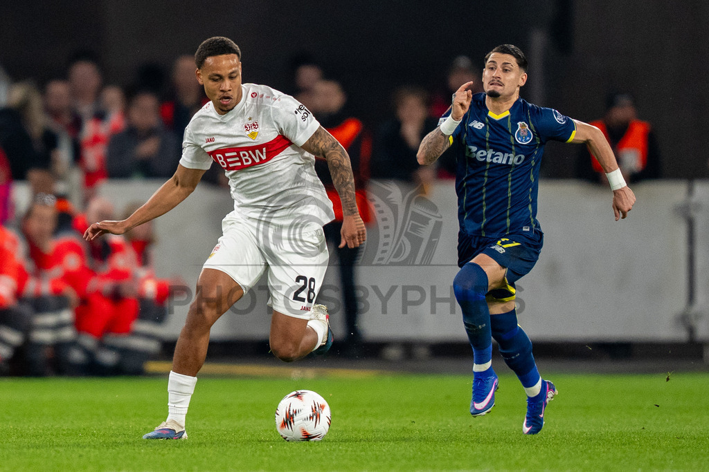 VfB Stuttgart vs. FC Porto, Fussball, Europa League, Achtelfinale, Hinspiel, 12.03.2026 | Nikolas Nartey (VfB Stuttgart, #28) am Ball gegen Borja Sainz (FC Porto, #17),VfB Stuttgart vs. FC Porto, Fussball, Europa League, Achtelfinale, Hinspiel, 12.03.2026Foto: photosbyphips/Philip Ziegler