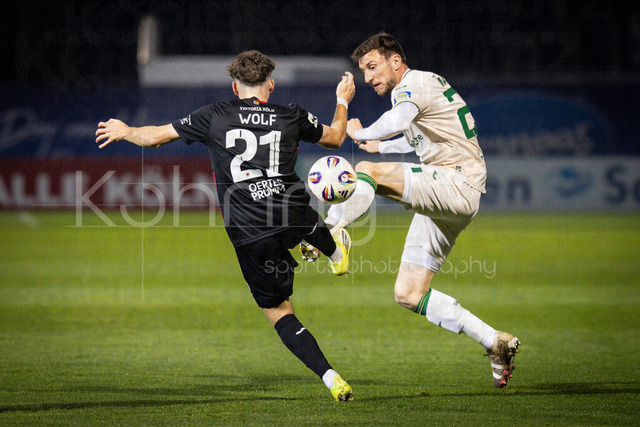 3. Liga: FC Viktoria Köln - TSV 1860 München, 06.03.2026 | Lucas Wolf (Viktoria Köln, 21), Philipp Maier (TSV 1860 München, 26) im Zweikampf ; Köln, 06.03.2026 - 28. Spieltag der 3. Fußball-Liga: FC Viktoria Köln - TSV 1860 München im Sportpark Höhenberg in Köln.Die DFL-Bestimmungen verbieten die Verwendung von Fotografien als Bildsequenzen und / oder Quasi-Videos.