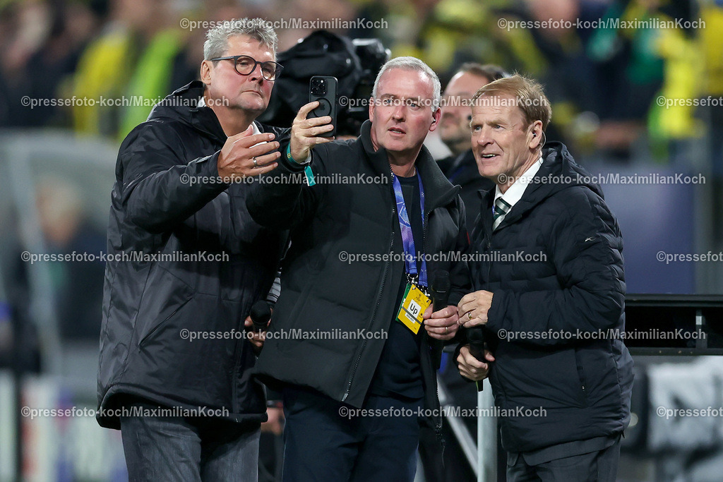 BVB01102401099 | 01.10.2024, Fußball, UEFA Champions League, Borussia Dortmund - Celtic Glasgow, 2. Spieltag, Signal Iduna Park, Saison 2024 2025: Stadionsprecher Norbert Dickel macht zusammen mit Paul Lambert und xxxxxxxxxxxxx ein Foto Selfie