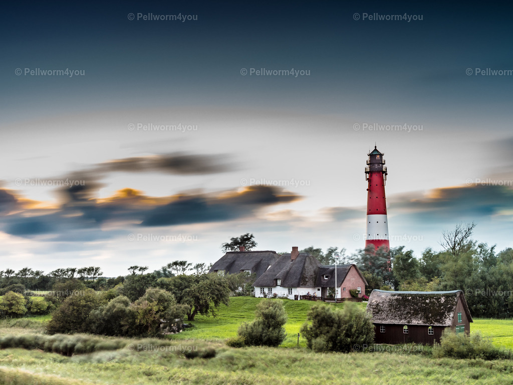 Der Leuchtturm kurz nach Sonnenuntergang | Pellwormer Bilder und Fotos als Poster, auf Leinwand mit Keilrahmen, hinter Acrylglas, auf Alu-Dibond oder Forex-Platte und vieles mehr. Zum verschenken, für die Ferienwohnung oder für zu Hause. - Realisiert mit Pictrs.com