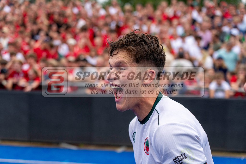 Final4_20250601-1516-HK108740 | Krefeld, Deutschland, 01.06.2025:  Feldhockey Final4 2025 – „Deutsche Feldhockey-Meisterschaften 2025“ Crefelder HTC - Rot-Weiss Köln (Finale Herren) im Gerd-Wellen-Hockeyanlage am 01.06.2025 in Krefeld, Deutschland. (Foto von Kramhöller/Fehrmann/Kaste)Krefeld, Germany, 01.06.2025: Feldhockey Final4 2025 – „Deutsche Feldhockey-Meisterschaften 2025“ Harvestehuder HTC - Düsseldorfer HC (Finale Damen) in Gerd-Wellen-Hockeyanlage at 01.06.2025 in Krefeld, Deutschland. (Foto from Kramhöller/Fehrmann/Kaste)