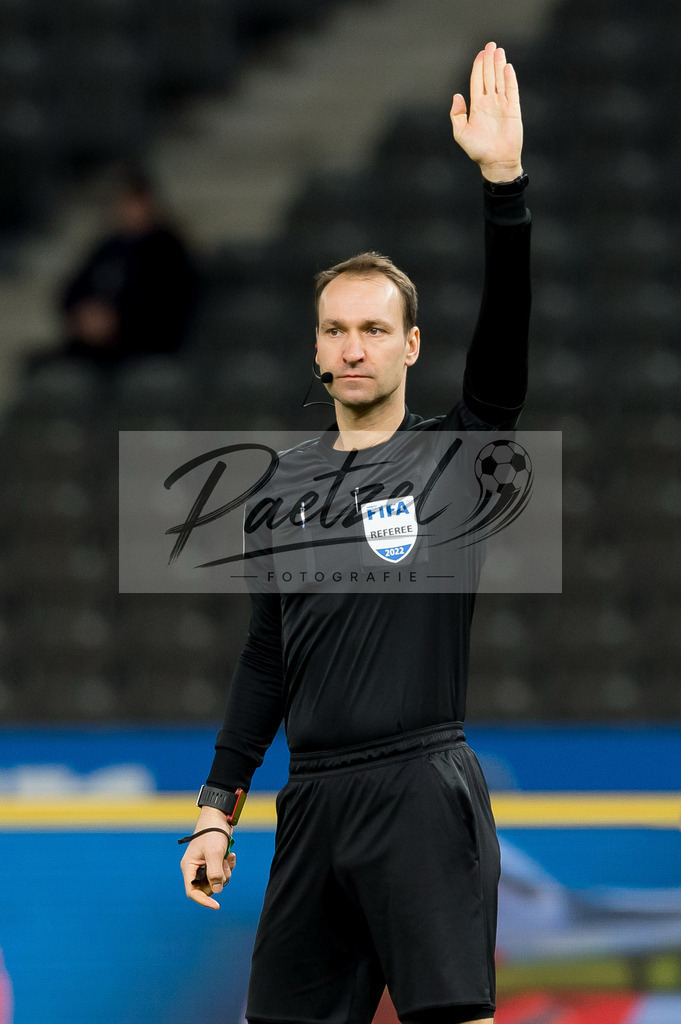 BSCFCB20220123_223 | Fussball, Herren: Schiedsrichter Bastian Dankert gestikuliert, Gestik bei dem Spiel der 1. Bundesliga zwischen Hertha BSC und FC Bayern Muenchen im Olypiastadion am 23.01.2022 in Berlin, Deutschland.DFB / DFL REGULATIONS PROHIBIT ANY USE OF PHOTOGRAPHS AS IMAGE SEQUENCES AND/OR QUASI-VIDEO. - Realisiert mit Pictrs.com