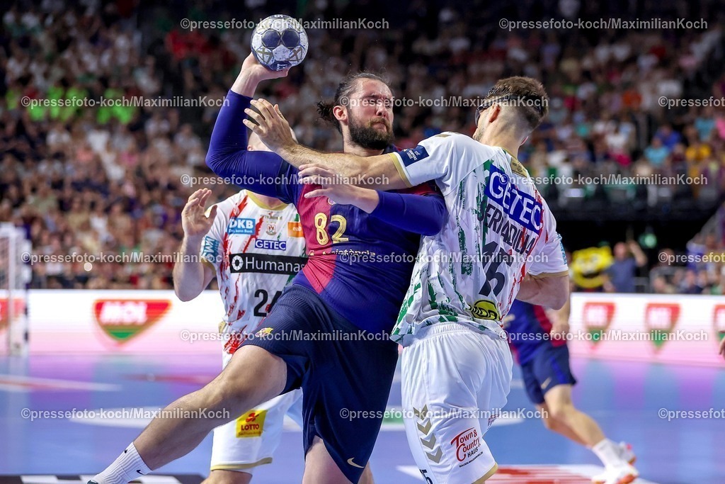 KoeEHF14062502064 | 14.06.2025, Handball, Halbfinale TruckScout24 EHF FINAL4, LANXESS arena Köln, FC Barcelona - SC Magdeburg: Luis Diogo Sousa Frade (Barca FC Barcelona ESP #82) gegen Antonio Serradilla Cuenca (Magdeburg #15) 