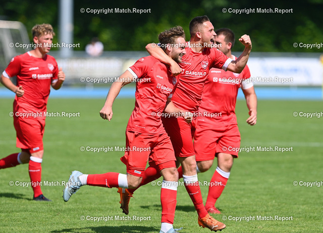 Fussball Bezirksliga Relegation Alb / Schwarzwald 2021/2022: TSV Ofterdingen - FV Rottweil | Fussball Bezirksliga Relegation zur Landesliga   2021/2022    19.06.2022TSV Ofterdingen - FV RottweilJUBEL TSV Ofterdingen, Torschuetze zum 3-1 Jannick Schmitt (li) umarmt von Daniel Dehner (re)FOTO: ULMER PressebildagenturxxNOxMODELxRELEASExx