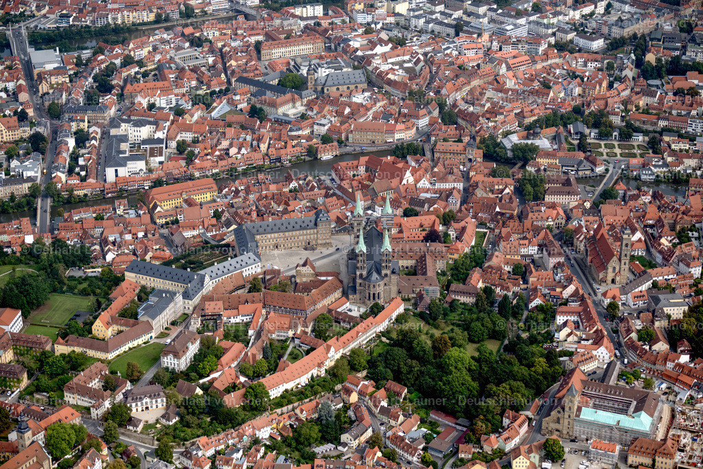 4060125 | BAMBERG 07.09.2021 Platz- Ensemble Domplatz mit Dom und neuer Residenz im Altstadtbereich und Innenstadtzentrum von Bamberg im Bundesland Bayern, Deutschland. // Ensemble space  with cathedral and new residence in the inner city center in Bamberg in the state Bavaria, Germany. Foto: Gerhard Launer