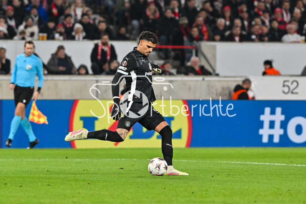VfB Stuttgart - Maccabi Tel Aviv | STUTTGART, GERMANY - 11. DECEMBER: am Ball Roi MISHPATI (Maccabi Tel Aviv 90) / Einzelfoto / Freisteller während dem Match zwischen dem VfB Stuttgart und Maccabi Tel Aviv am 6. Spieltag der UEFA Europa League Ligaphase in der MHP Arena