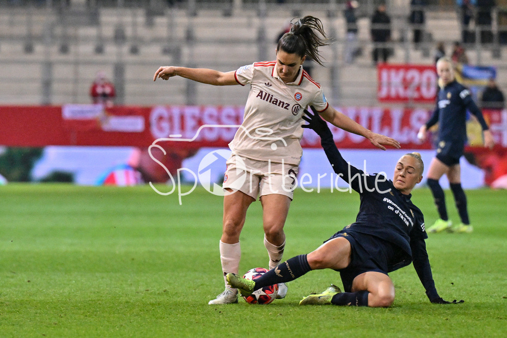 FC Bayern München Frauen - Juventus Turin Frauen | im Duell Jovana DAMNJAVOVIC (FCB #9) und Hanna BENNISON (Juventus FC Frauen 15) / Zwekampf / Womens Champions League: FC Bayern Frauen - Juventus FC, FC Bayern Campus am 12.12.2024