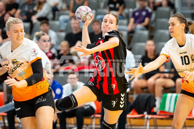 20250831schulz018 | Sophia Cormann (Bayer Leverkusen,No.10) in AktionDEU, Leverkusen 31.08.2025 Handball, 2. Bundesliga Frauen 2025/2026, 1. Spieltag, Bayer 04 Leverkusen - VfL Waiblingen - Realisiert mit Pictrs.com