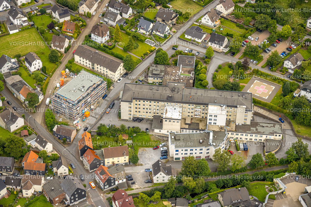 Warstein240713196 | Luftbild, Krankenhaus Maria Hilf mit Hubschrauberlandeplatz, Baustelle mit Neubau Caritas-Bau für Tagespflege und Senioren Wohnungen, Warstein, Sauerland, Nordrhein-Westfalen, Deutschland