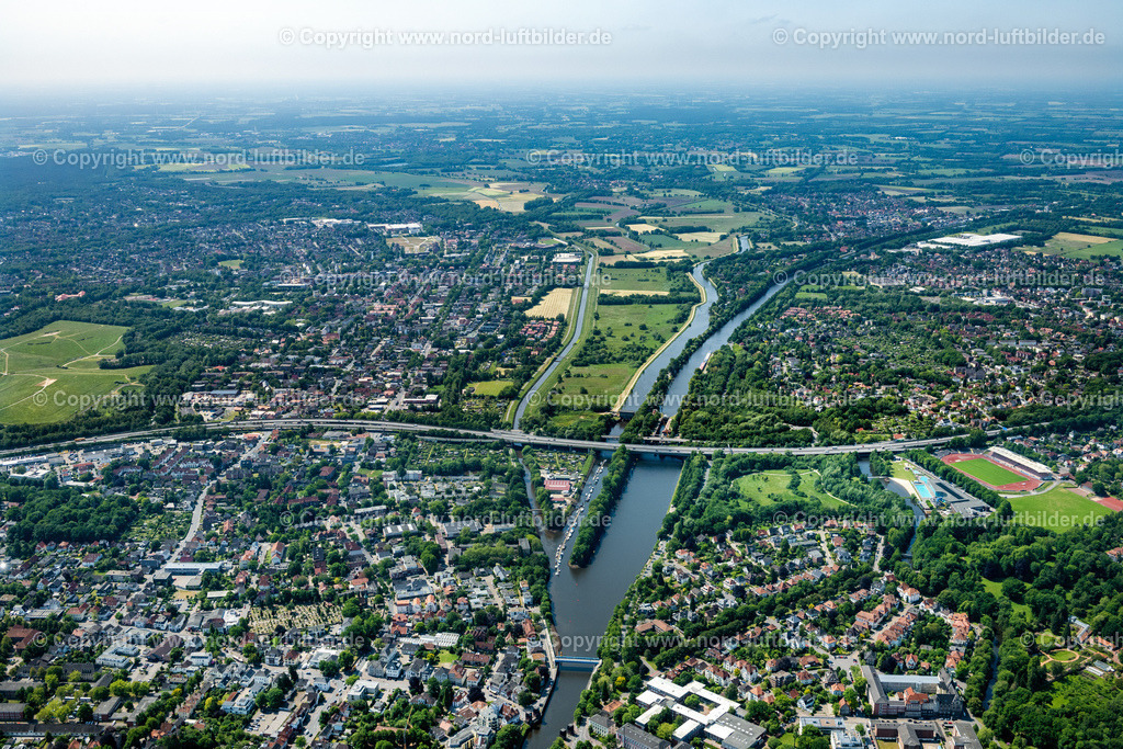Oldenburg_Autobahnbrücke_A28_Ueber_Die_Hunte_ELS_5126050623 | OLDENBURG 05.06.2023 Streckenführung und Fahrspuren im Verlauf der Autobahn- Brücke der BAB A" A28 " an der Straße E22 über die Hunte in Oldenburg im Bundesland Niedersachsen, Deutschland. // Routing and traffic lanes over the highway bridge in the motorway A " A28 " on street E22 in Oldenburg in the state Lower Saxony, Germany. Foto: Martin Elsen